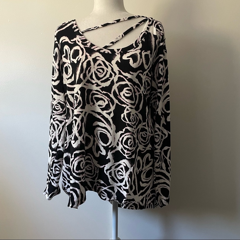 Super Soft Black Spray Paint Skulls Lovesick Strappy Hi-Lo Tee